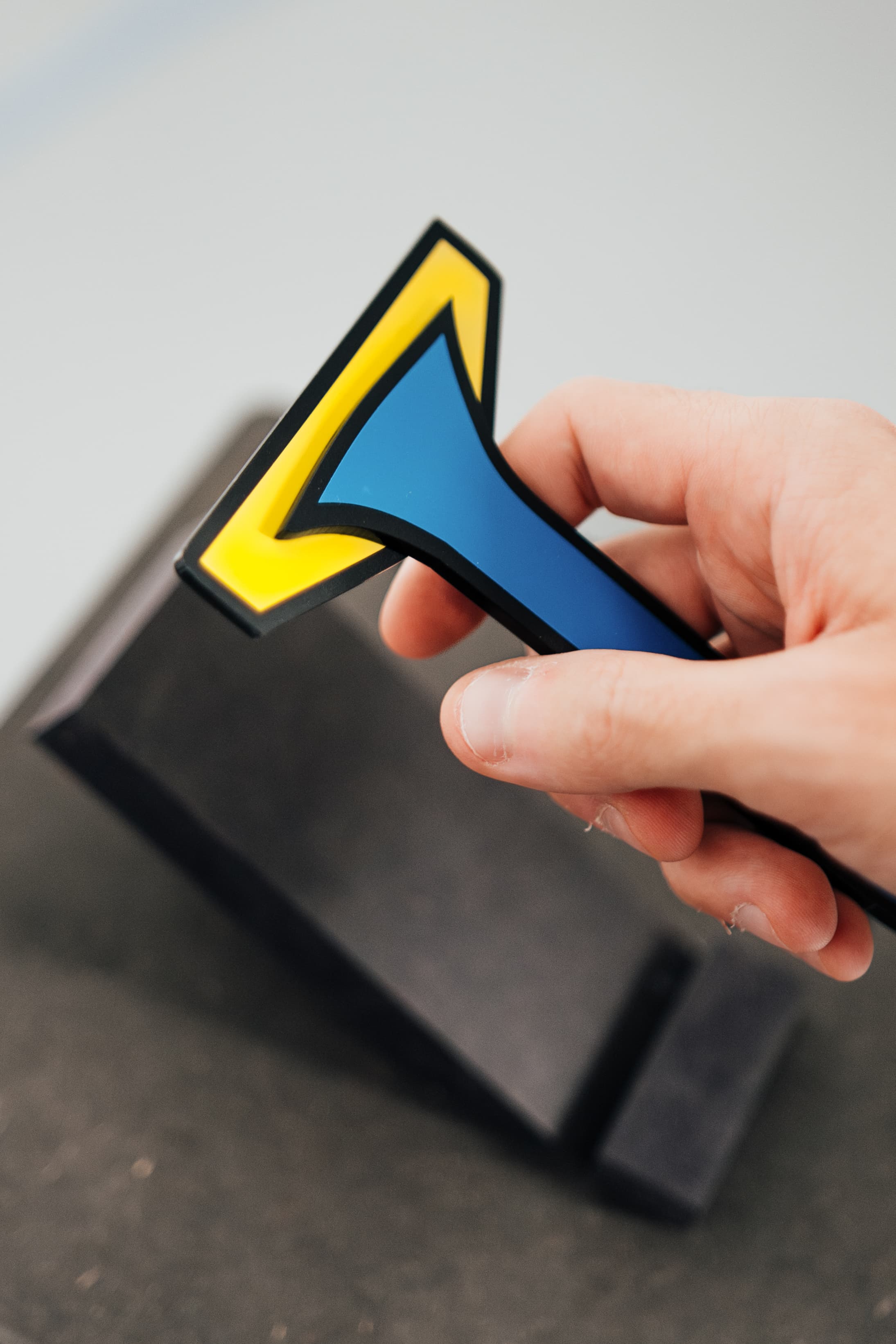 Razor-shaped controller